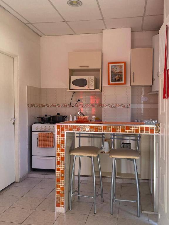 Cocina equipada de Murmullos de Sueño, con anafe, microondas y mesada