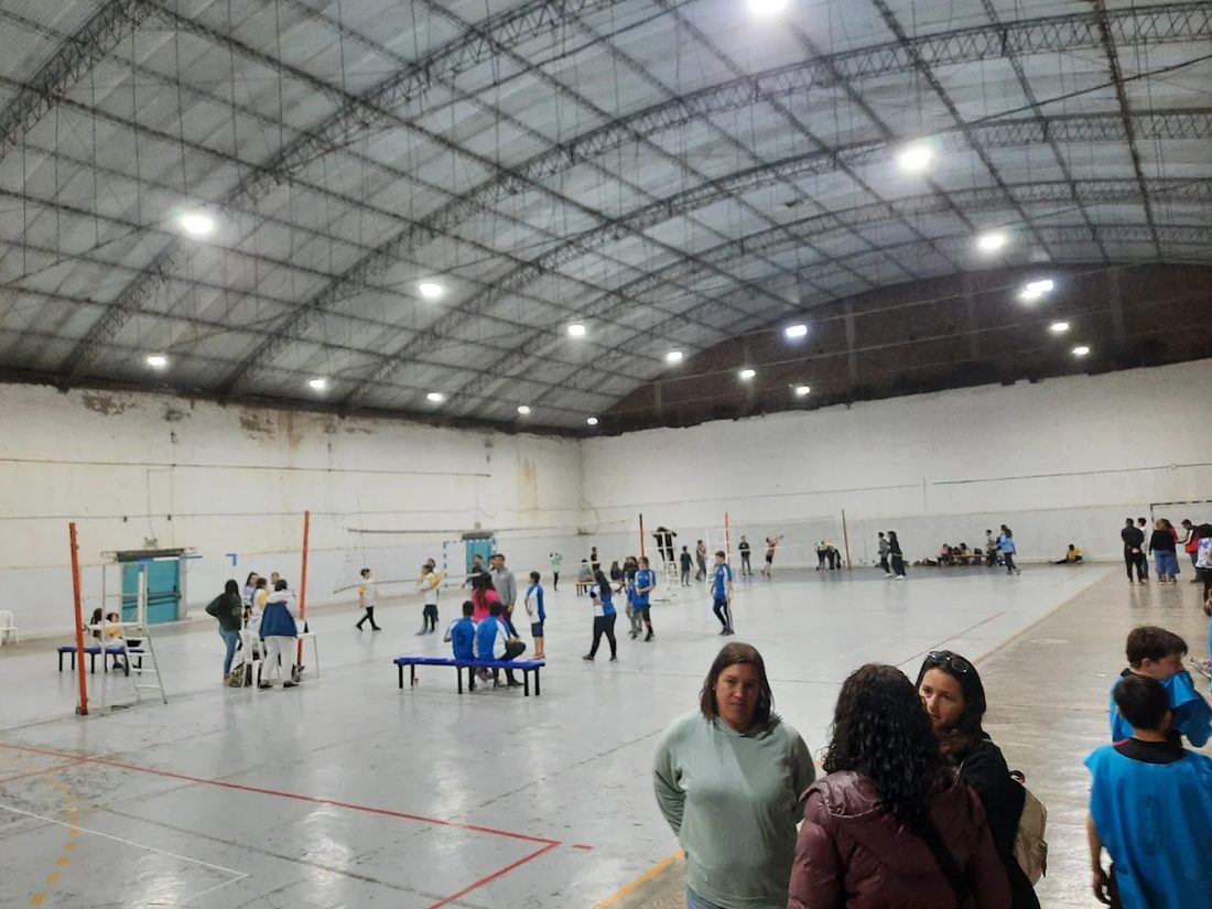 Complejo Deportivo Municipal de Cipolletti, a minutos de Murmullos de Sueño