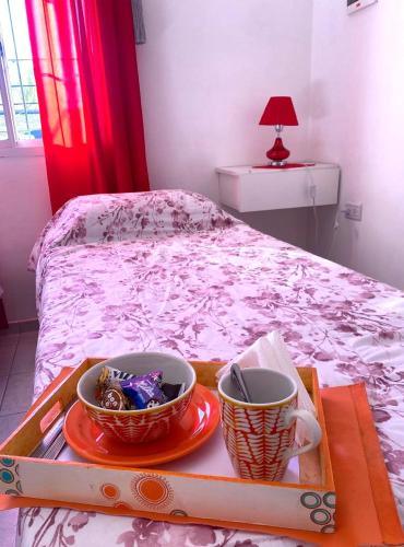 Habitación de Murmullos de Sueño con cama individual y bandeja de bienvenida con café y algo dulce