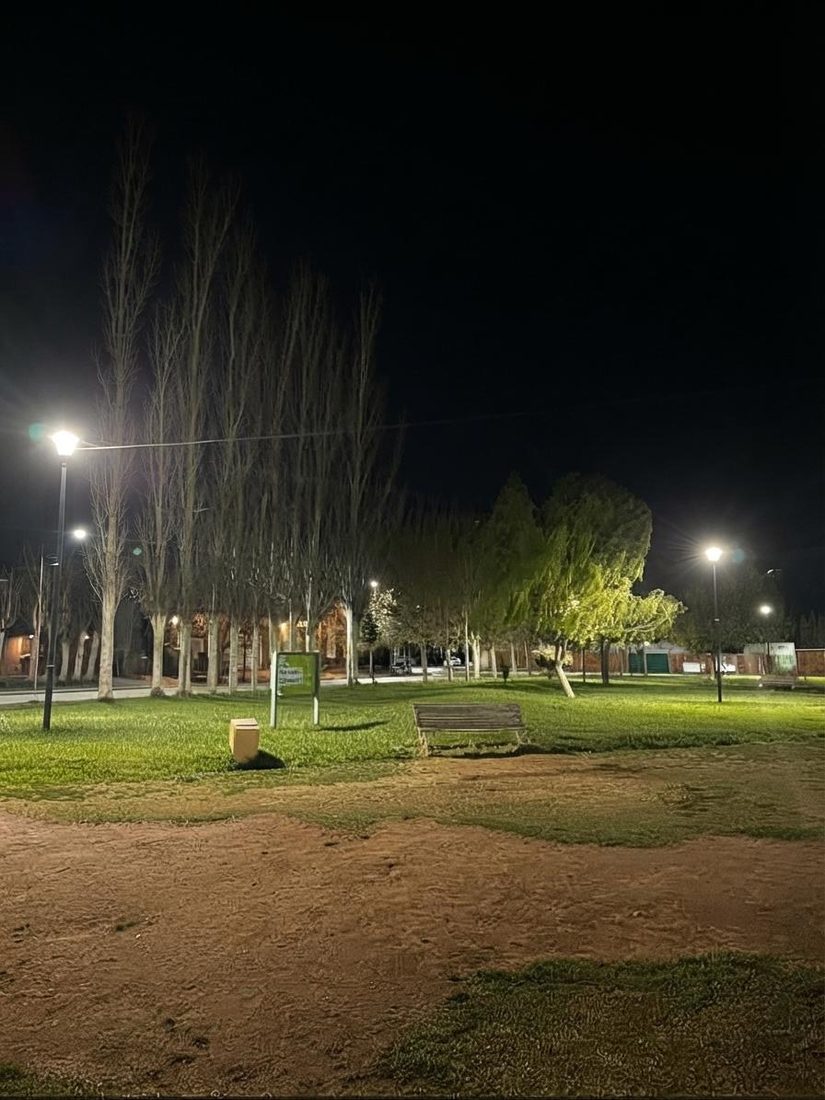 Parque iluminado a pocos minutos de Murmullos de Sueño, ideal para caminar
